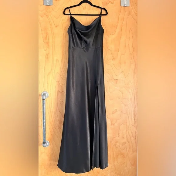 Elegant Black Satin Gown - Picture 1 of 7